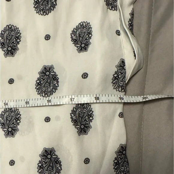 Express v-neck blouse with pretty pink trim, blouse is white with black design. - Picture 5 of 9